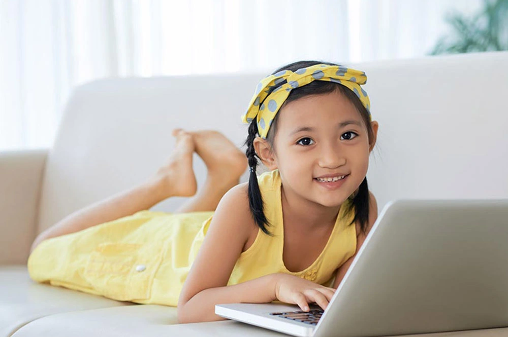 anak sekolah laptop