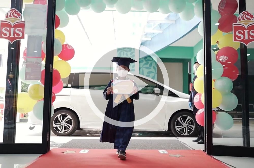 Sis Palembangs First Drive Through Graduation Sis Palembang