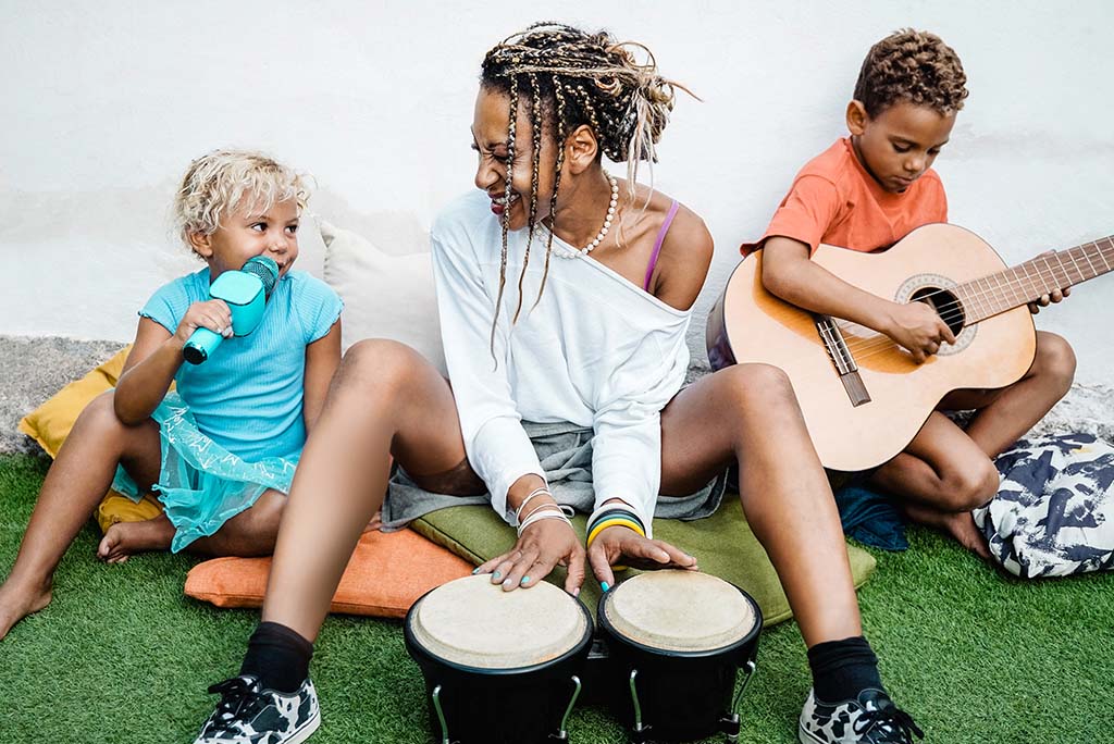 SIS happy african family playing music instruments at 2023 11 27 05 25 22 utc